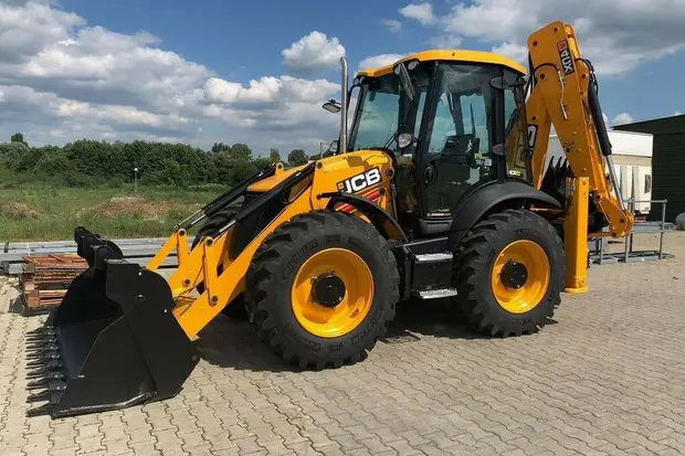 Экскаватор-погрузчик JCB для сравнения с SHANMON